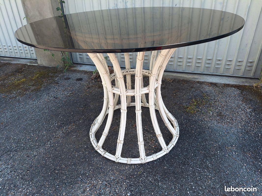 Table ronde en verre pied en rotin (image 1)