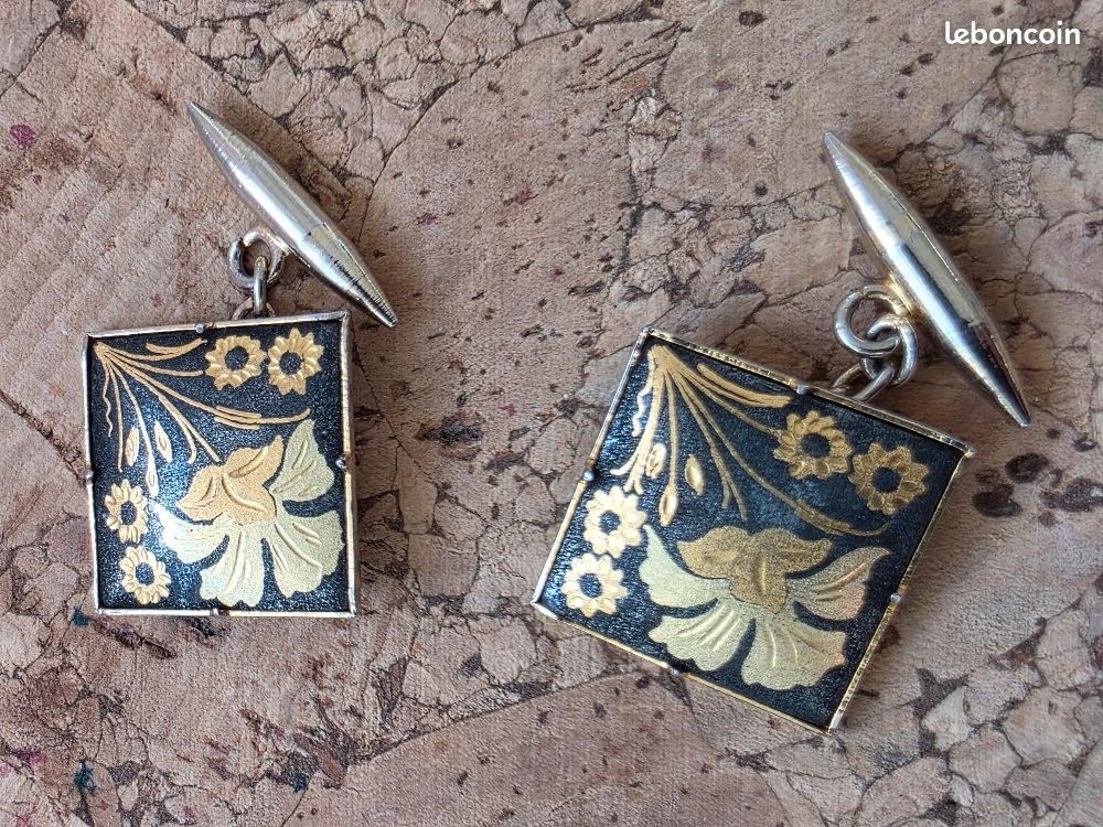 Boutons de manchette en nacre ciselée et métal doré - Vintage | Maison du linge ancien