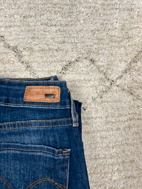 Jeans Femme Levi's Demi Curve Bootcut Taille 31 Bleu - Coupe Mid Rise, état Excellent