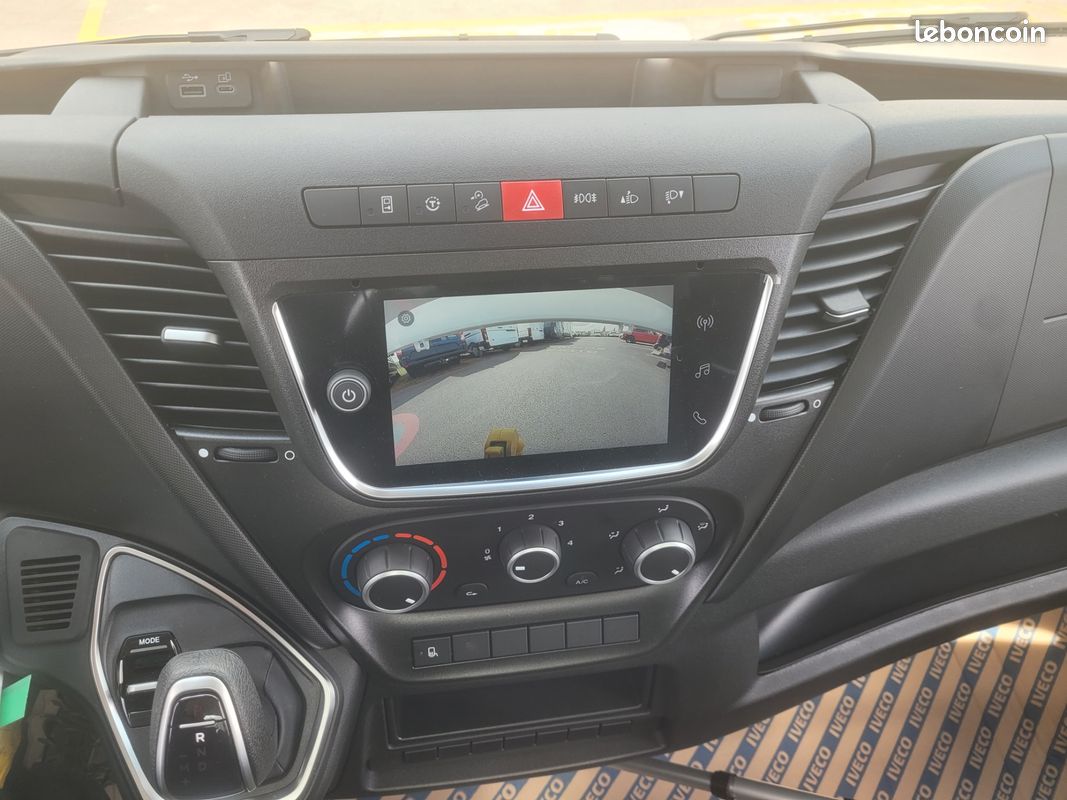 IVECO DAILY 35C18 HA8 PACK COMFORT + PACK CONSTRUCTION SIMPLE CABINE BENNE et COFFRE 03 PLACES comme NEUF avec BOITE AUTO + CAMÉRA + MOTEUR 3 LITRES + SUSPENSION RENFORCÉE ( Prix de Vente 49 990 HT ) (image 5)