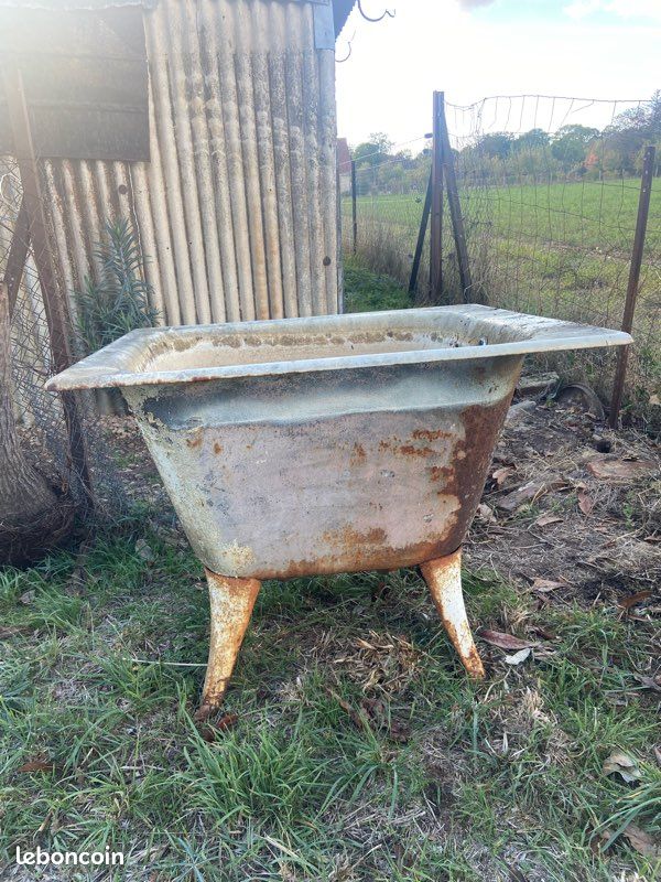Baignoire vintage en fonte sur pieds (image 1)