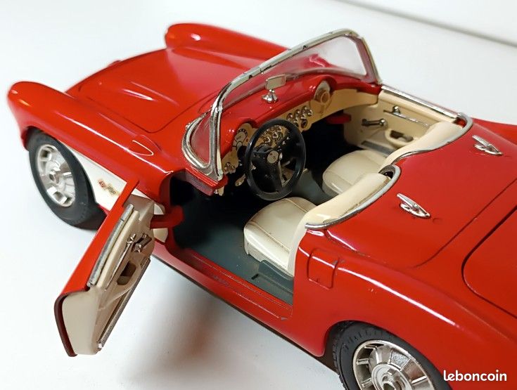 Voiture Miniature Chevrolet Corvette Cabriolet Rouge Burago 1/43 - Modèle De Collection D'occasion
