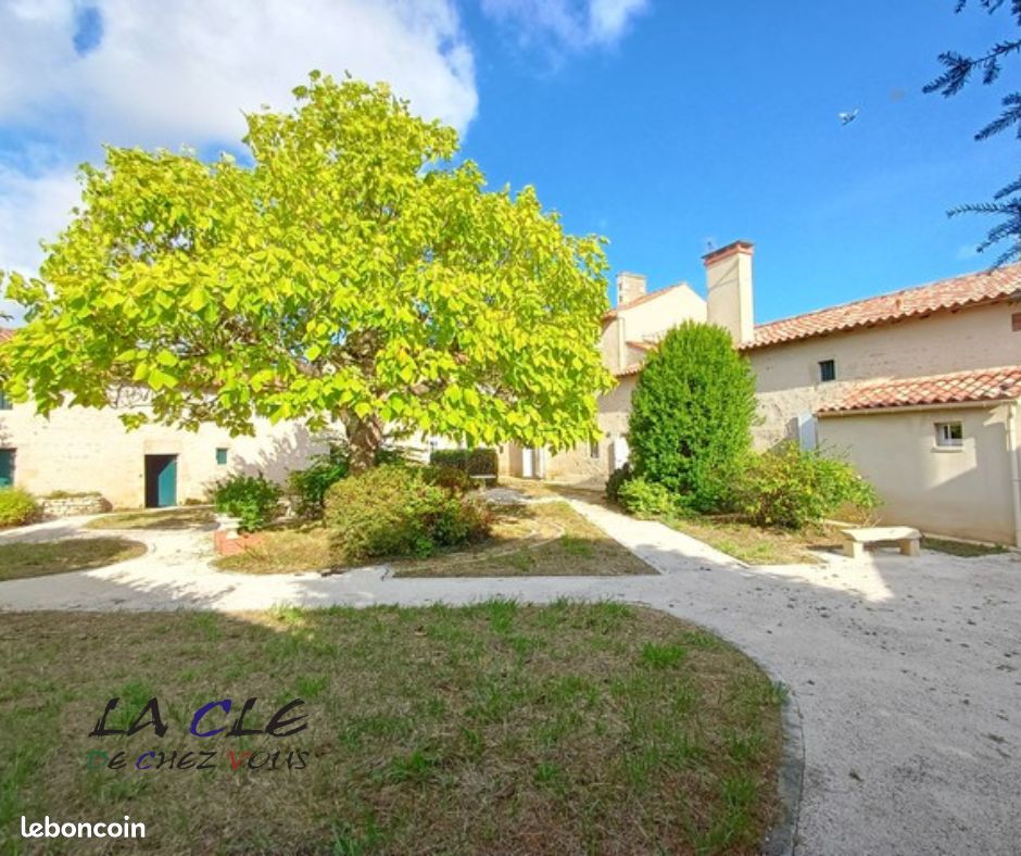 Maison 14 pièces 366 m² · à Saint-Hilaire-des-Loges · 366 m² · 388 500 €