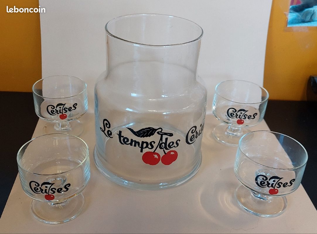 Ensemble carafe et verres à liqueur.
"Le temps des cerises" (image 1)
