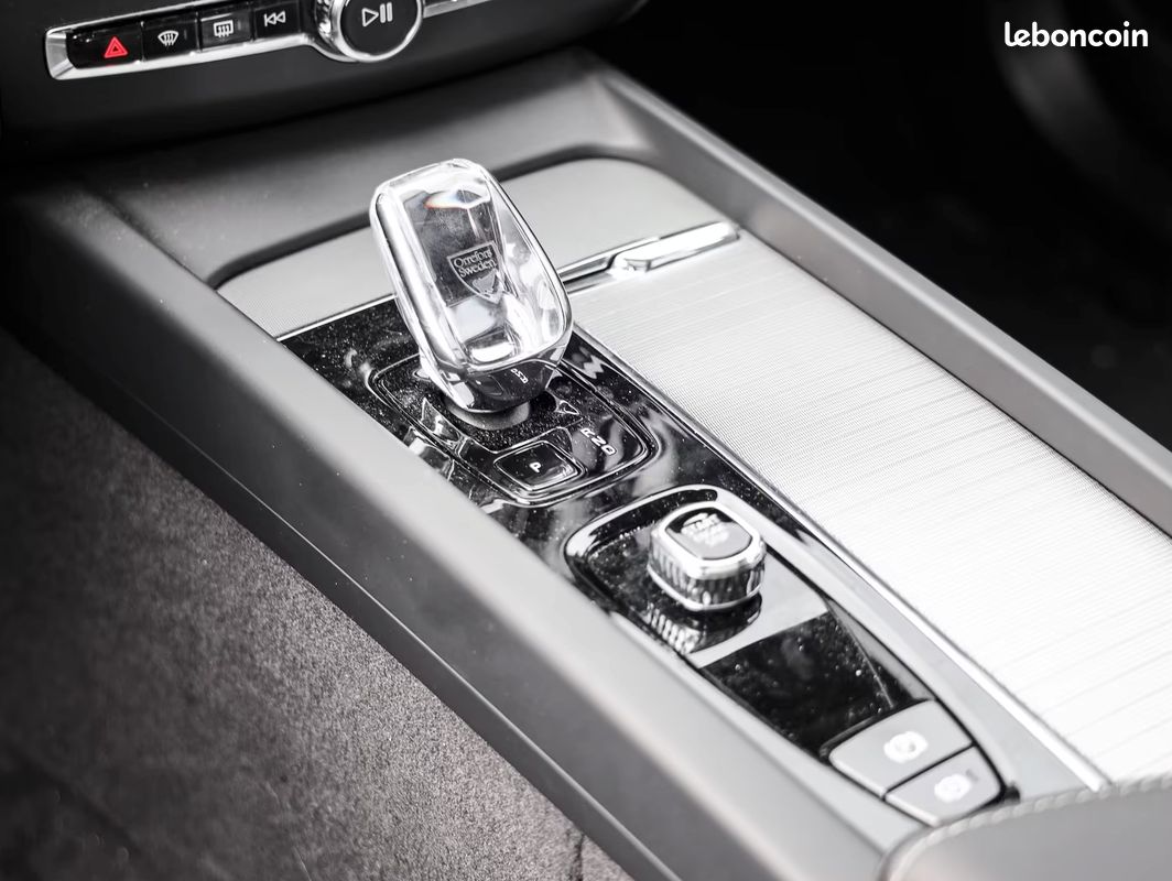 VOLVO XC60 T8 RECHARGE PLUS DARK AWD • 455 ch • HARMAN KARDON • CAMÉRA 360 • TOIT PANO • (image 8)