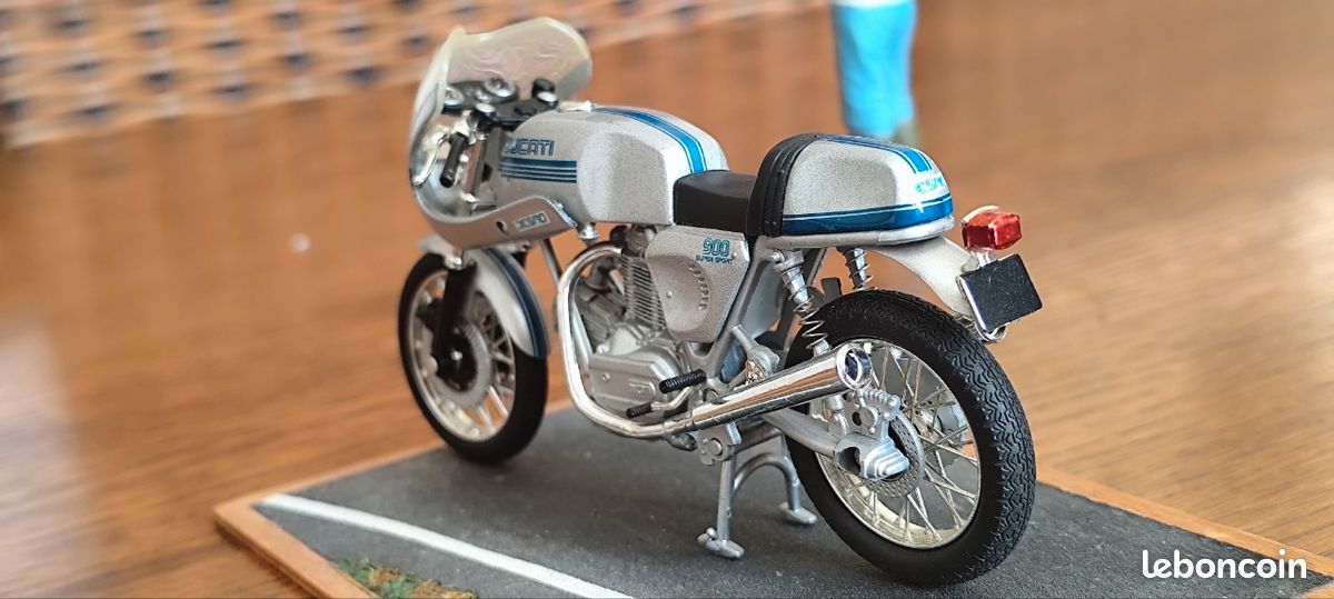 Figurine Joe Bar Team moto SUZUKI 750 GT miniature en résine japan