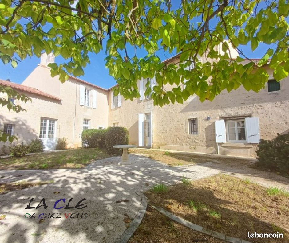 Maison 14 pièces 366 m² · à Saint-Hilaire-des-Loges · 366 m² · 388 500 €