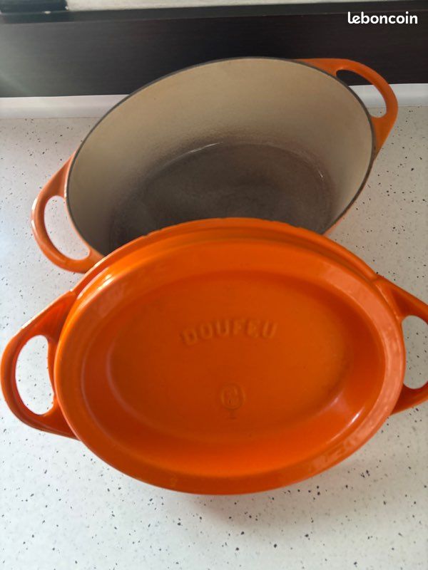 Cocotte en fonte émaillée rouge sang de boeuf, idéale pour mijotage à deux , diamètre 20cm, profondeur 10cm. État neuf. Pfrafm