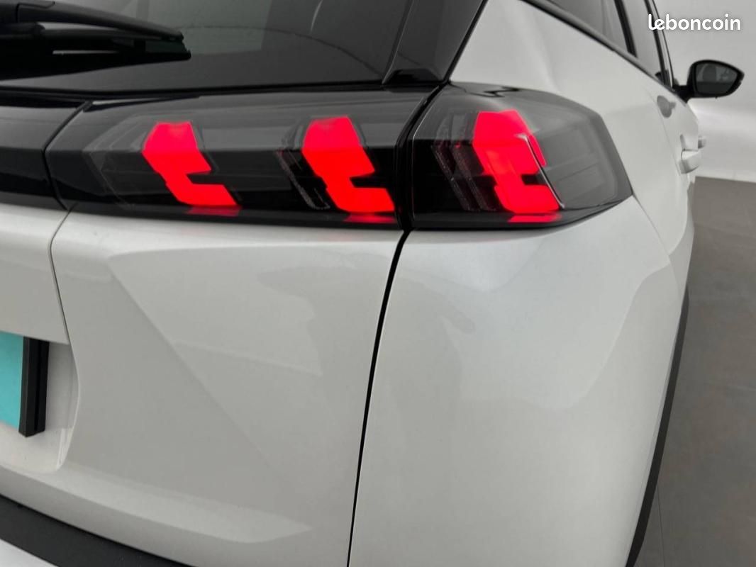 Peugeot 2008 BlueHDi 130 S&S EAT8 - Allure Pack (image 17)