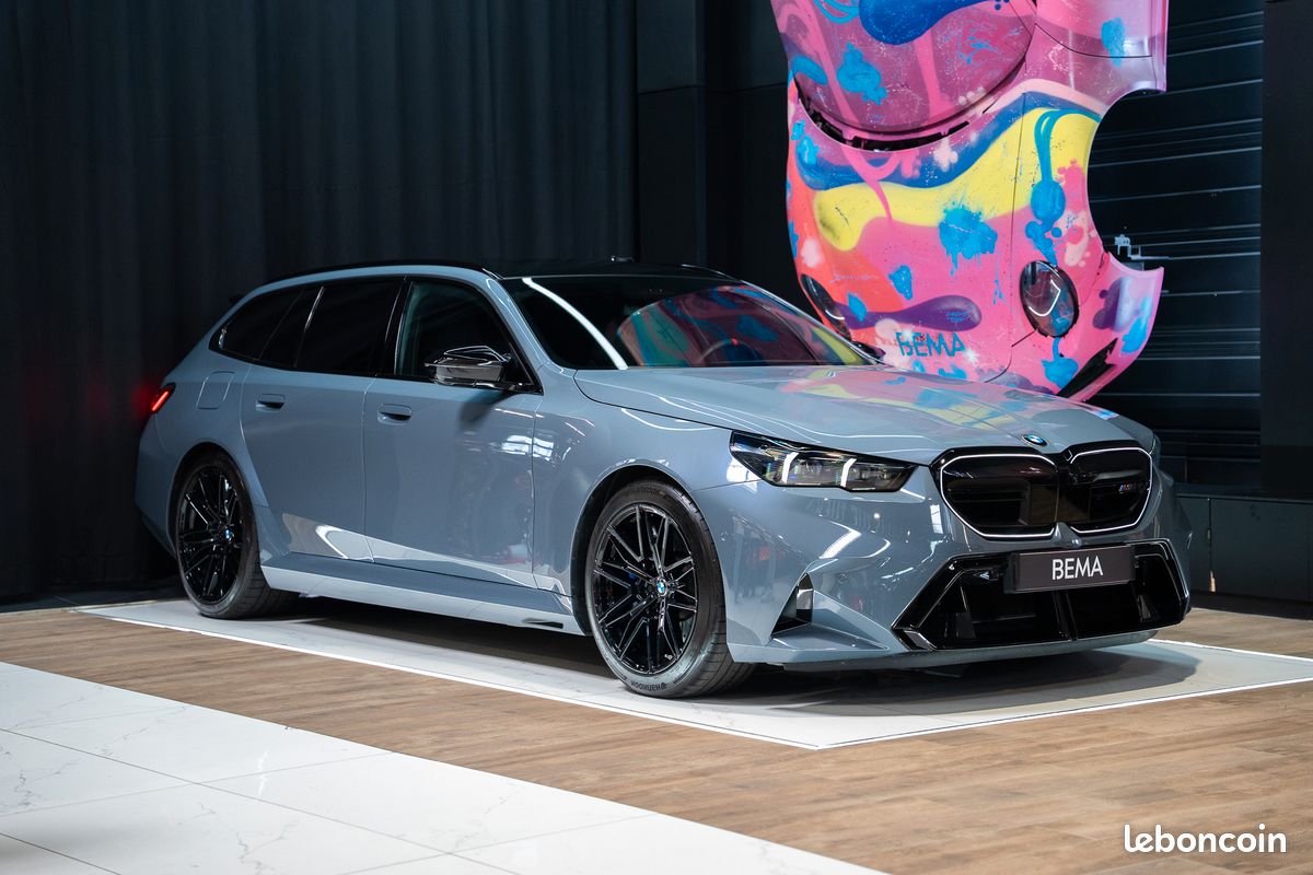 BMW M5 Touring G99 – Storm Bay | Bowers & Wilkins | Iconic Glow | Toit Panoramique | 12 500 km | Immat France | (image 1)