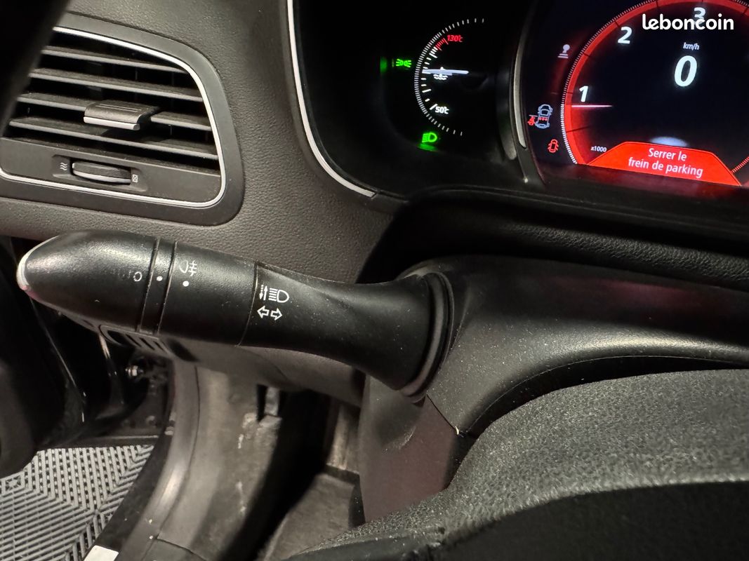 RENAULT MEGANE IV BERLINE dCi 130 GTline / ENTRETIEN A JOUR / CAMERA DE RECUL / MOTEUR A CHAINE (image 28)