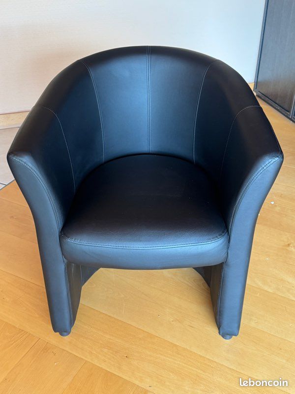 Fauteuil simili cuir noir (image 1)