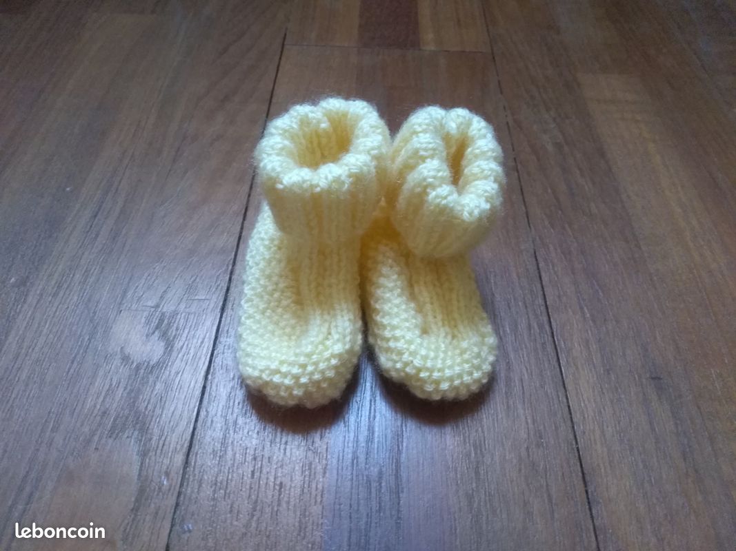 Chaussons de naissance en laine - jaune pâle - faits main (image 1)