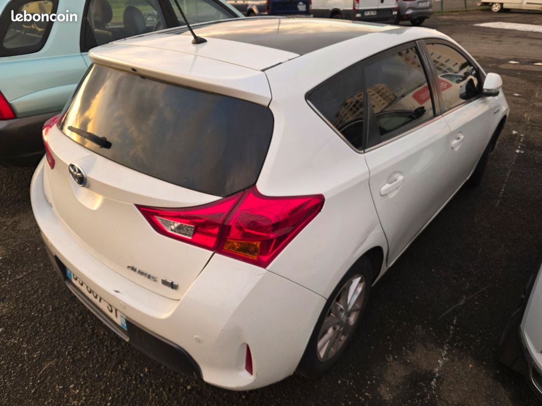 Bonjour je vend Toyota auris hybride essence année 2015. Centralisée à distance vitre électrique rétroviseur électrique Radars de recul avant et arrière batterie hybride neuve facture à la pu (image 2)