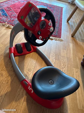 Avec le Simulateur de Conduite V8 Driver CARS XRS, votre enfant joue au conducteur tout en découvrant les différents sons et les composantes d'une voiture. , A partir de 3 ans., Jouet disponible en ce