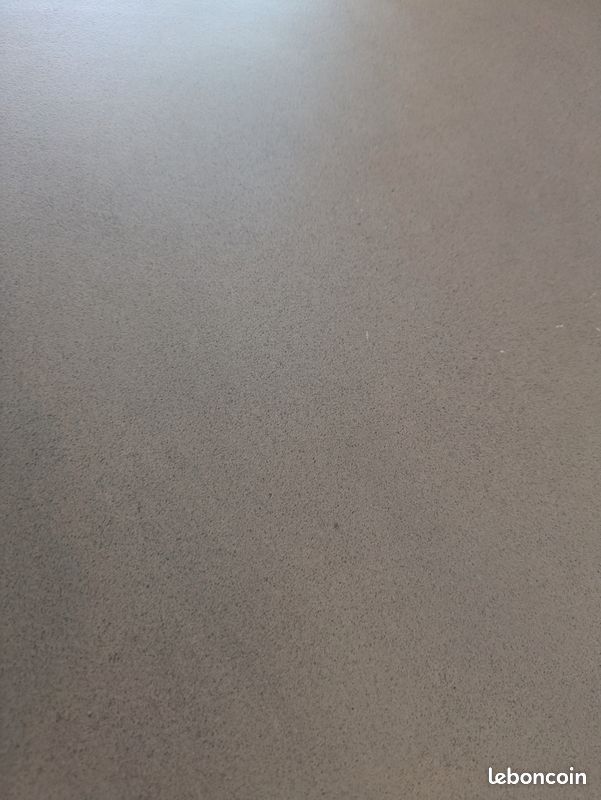 Table de salle à manger en béton lissé avec piètement bois massif (image 3)