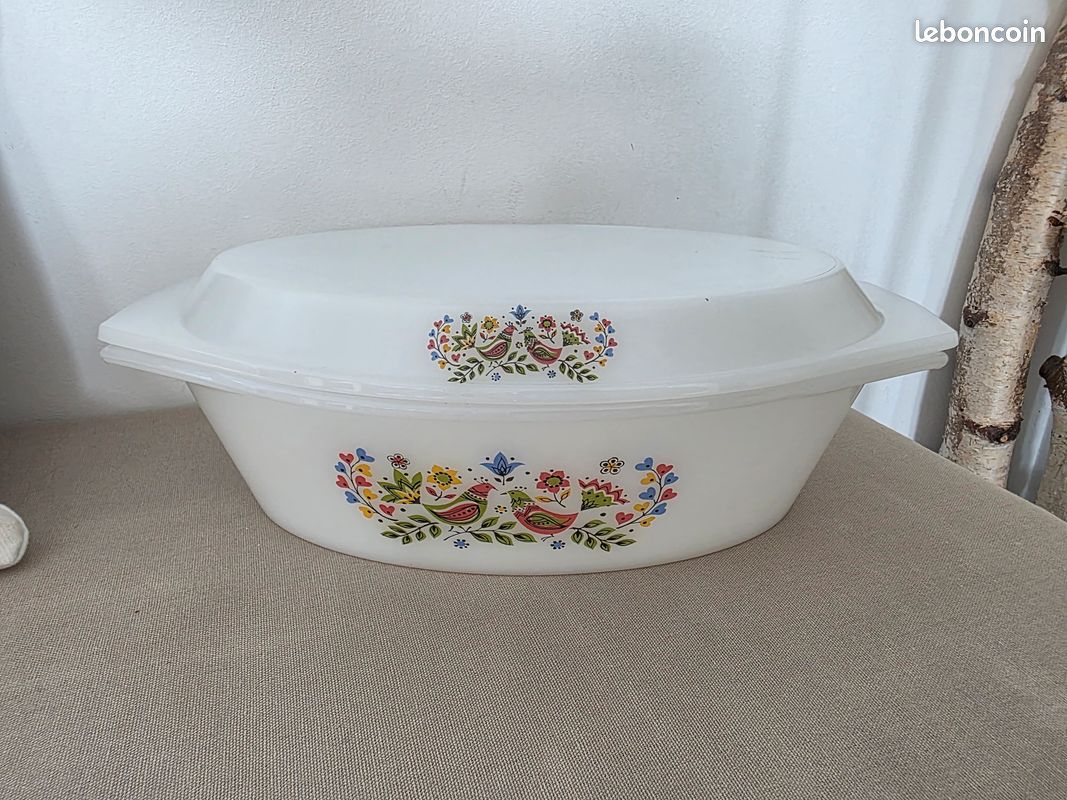 Ancienne cocotte ovale en Arcopal des années 60-70 (image 1)