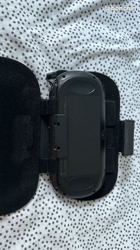 PS Vita + Coque + 2 jeux (image 2)