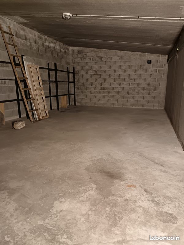 Grand garage vannes centre 52m2 (image 1)