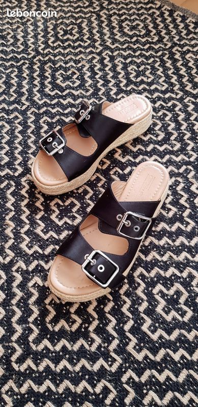 Mules compensées en satin noir avec semelles en corde façon espadrilles (image 1)