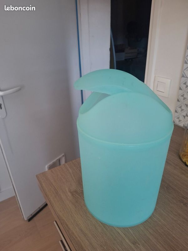 Poubelle en plastique col vert (image 1)