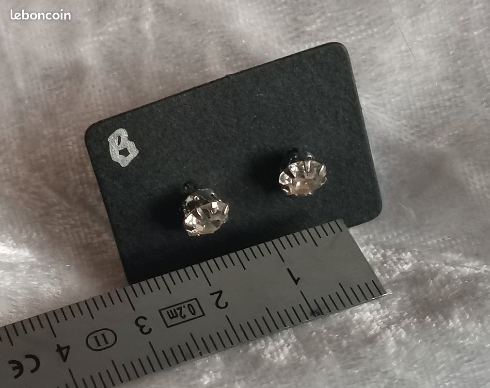 Clous d'oreilles fantaisie "B"* en métal argenté et imitation pierre (image 3)