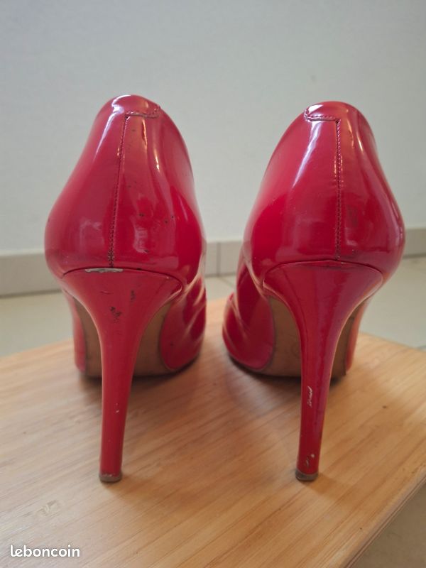Escarpins hauts rouges (image 2)