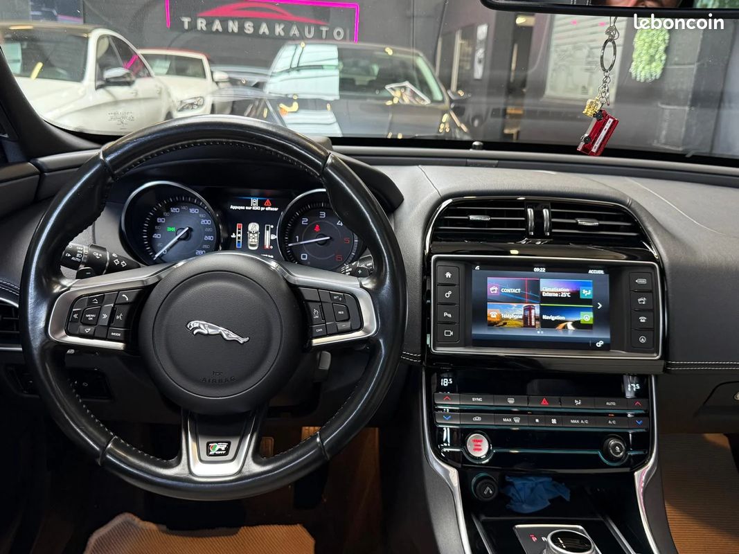 Jaguar xe r-sport 2.0 180 bva (image 23)