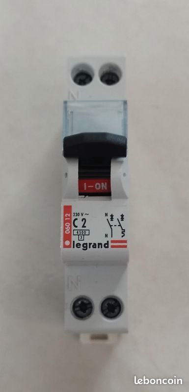 4 disjoncteurs C2 Legrand Réf : 06012 (image 2)