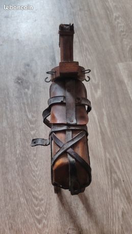 Ancienne Selle De Cheval En Cuir Sur Chevalet En Bois - Pièce De Collection WD210