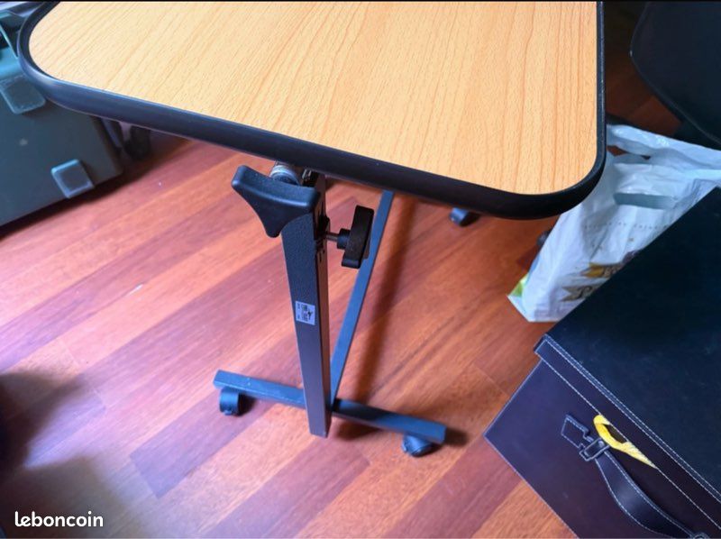 Table d'appoint réglable sur roulettes - Plateau bois clair 60x40 cm (image 3)