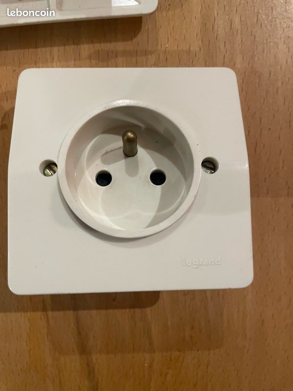 Legrand 091320 Interrupteur ou va-et-vient Neptune 10A - blanc