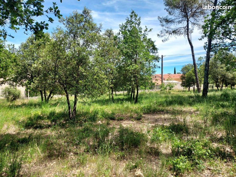 Terrain 705 m² Gareoult · à Garéoult · 140 000 €