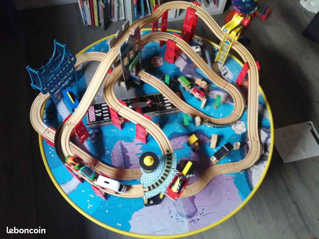 Circuit train bois avec sa table Kidkraft (image 2)