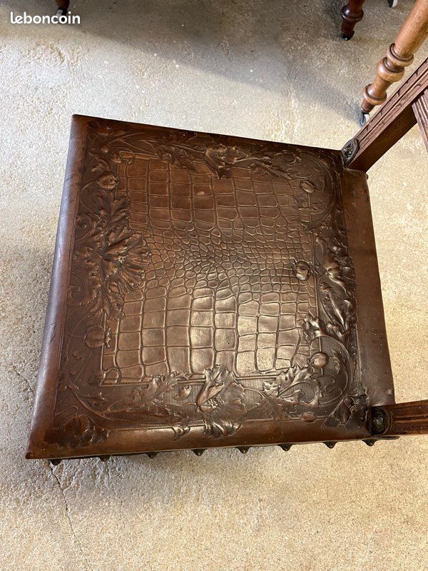 Chaise ancienne dessus cuir travaillée (image 5)