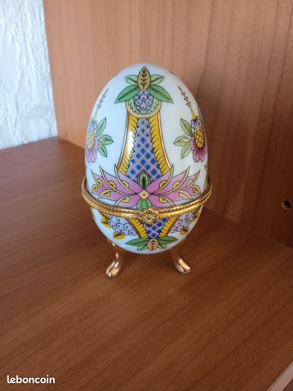 Oeuf blanc décoré de palmiers (image 1)