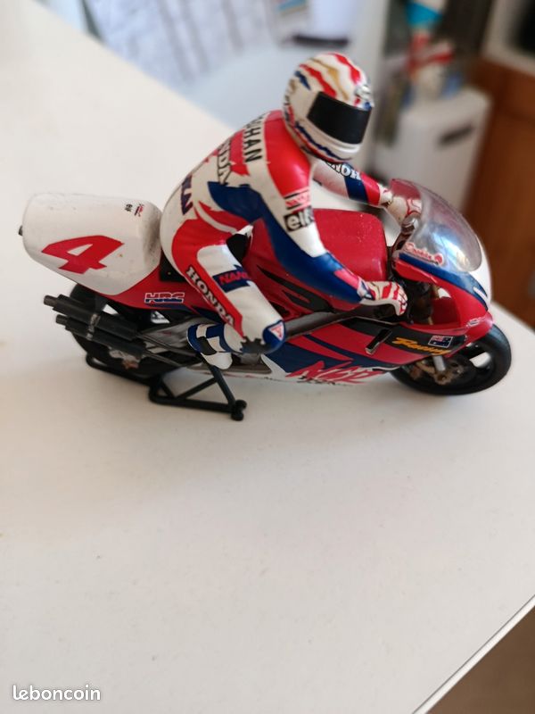 Petite moto Honda réaliste pilote Doohan (image 1)