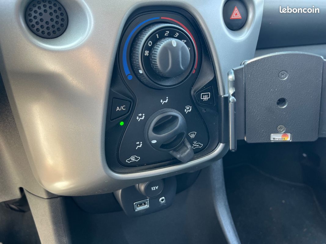 TOYOTA AYGO 1.0 VVTI 70 *RIEN A PREVOIR - MOTEUR A CHAINE - CAMERA DE RECUL - CLIMATISATIOn (image 14)