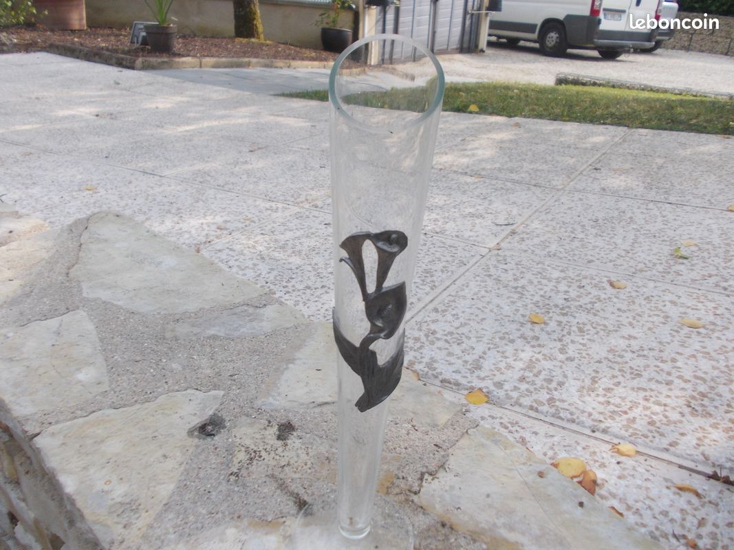 Vase verre et etain bas relief (image 1)