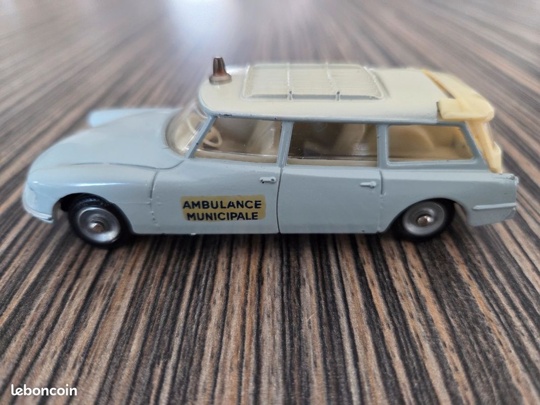 Miniature Citroën ID 19 Ambulance Municipale Dan-Toys, échelle 1/43 (occasion, Avec Boîte)