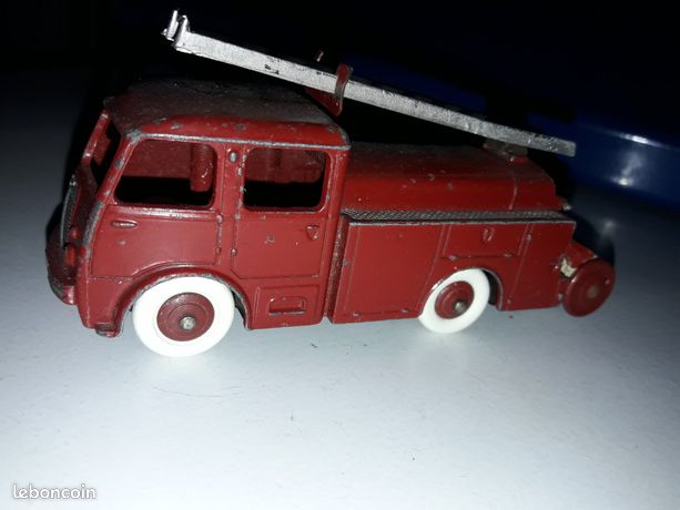 L'échelle en métal du Berliet pompiers 32E ou 583 de Dinky Toys France au 1/50e