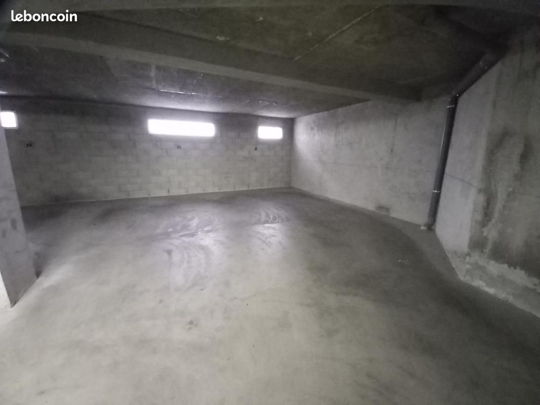 Parking Aubenas · 50 €/mois