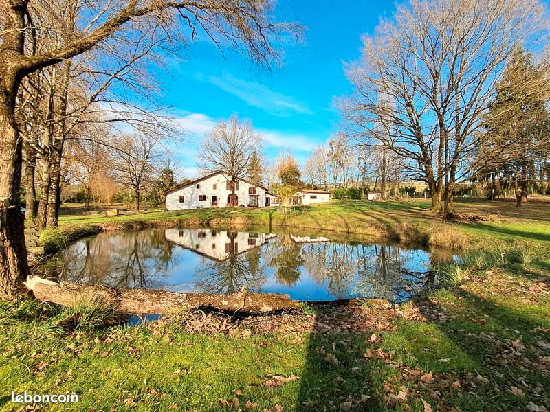 Maison 10 pièces 360 m² · à Bidache · 360 m² · 690 000 €