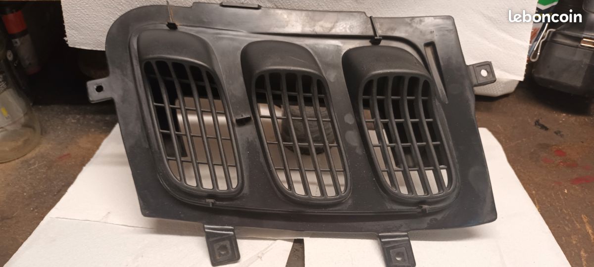 Twingo 1phase 2 Grille de capot (image 1)