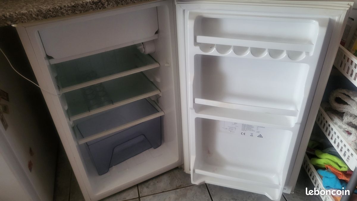 Mini réfrigérateur Galanz avec tablette supérieure intégrée (image 1)