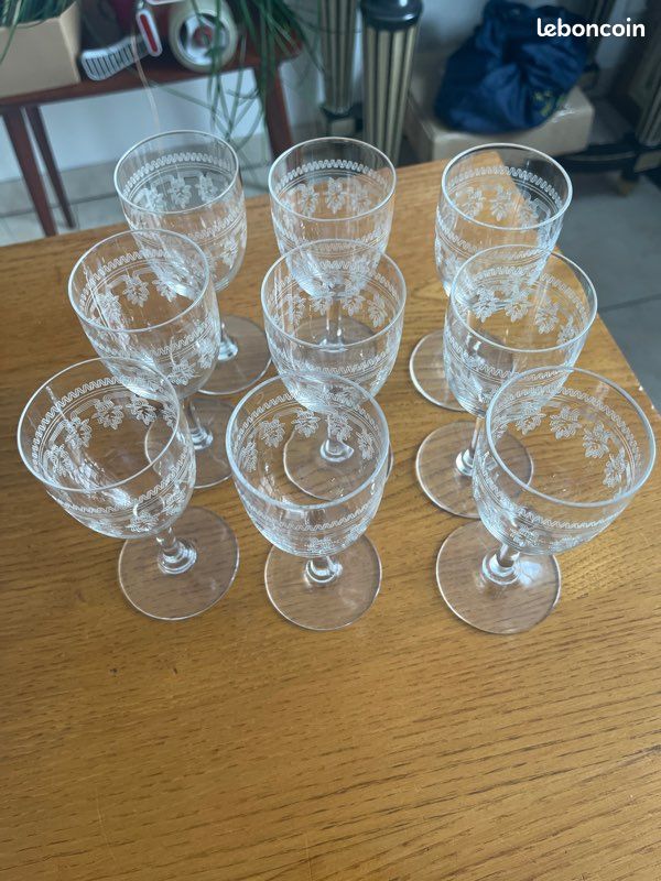 De 9 verres à pied anciens en cristal gravé – Fin XIXe / Début XXe🌟 DescriptionVend superbe série homogène de 9 verres à pied anciens en cristal d'époque fin XIXème siècle ou début Art Nouveau.Chaque (image 2)