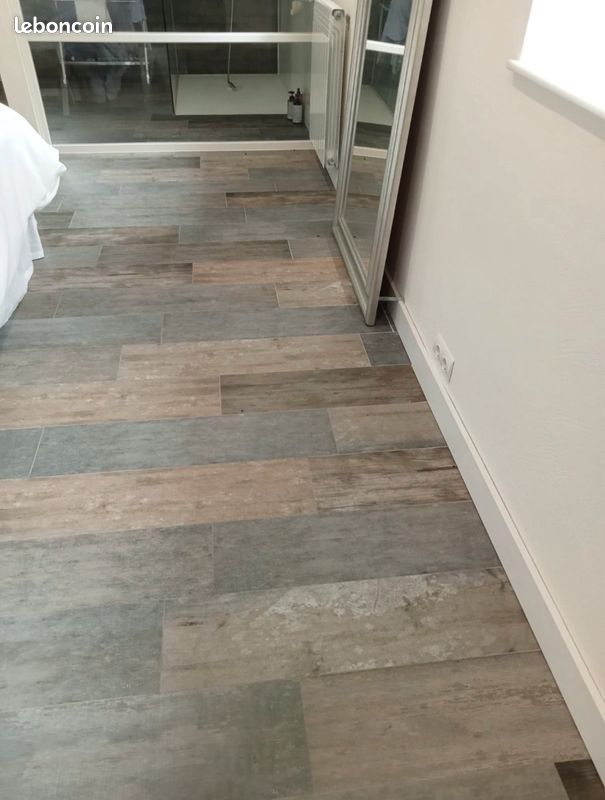 Carrelage Porcelanosa bleuté/ 11m2 / imitation parquet mat (image 1)