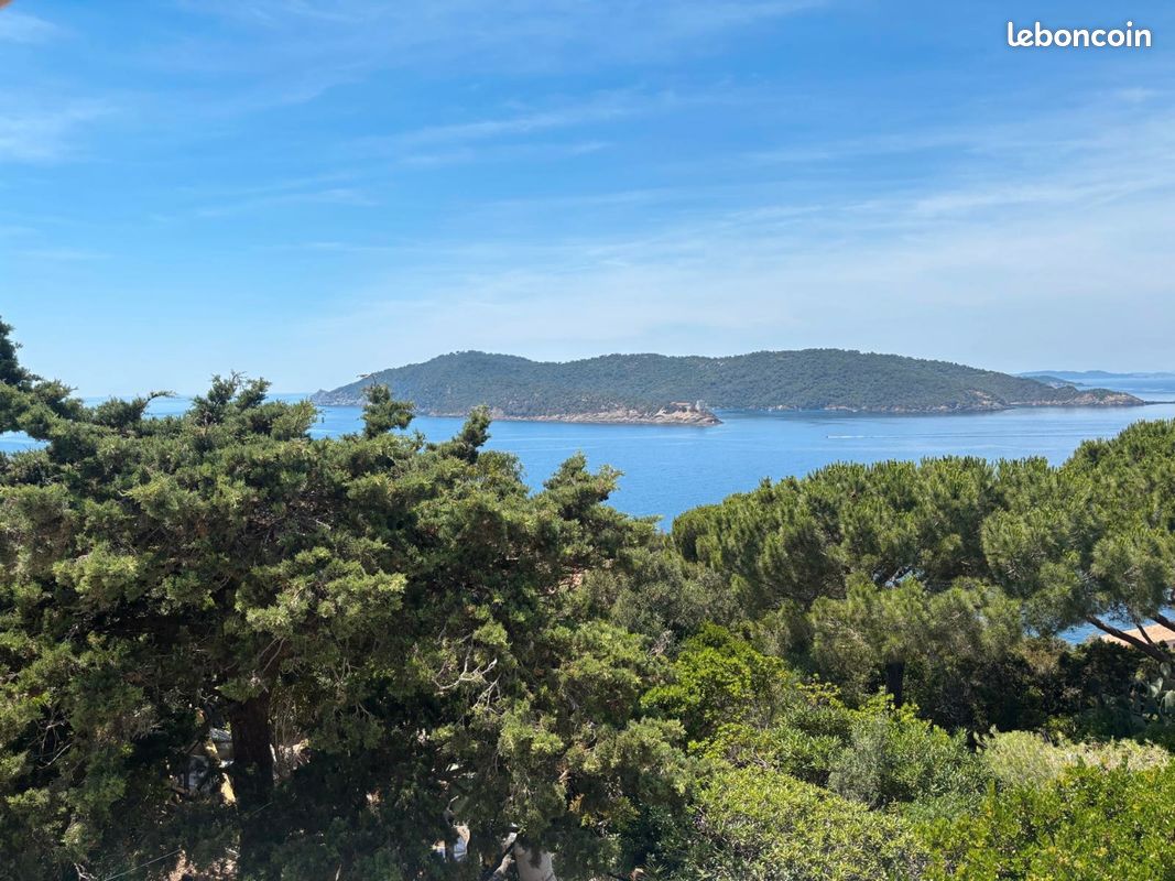 Chambre panoramique avec terrasse vues mer sur l'île du Levant (image 4)