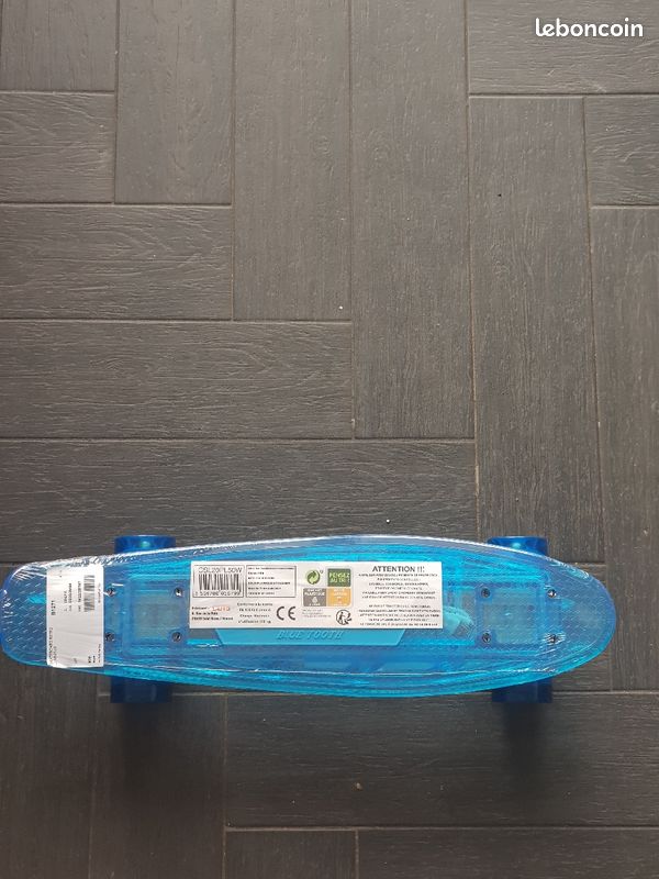Skateboard retro lumineux bluetooth neuf (image 1)