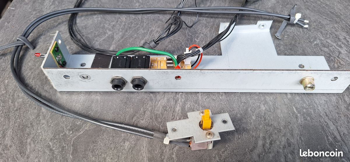 Connecteurs pédalier + bouton power Roland HP-330E (image 1)